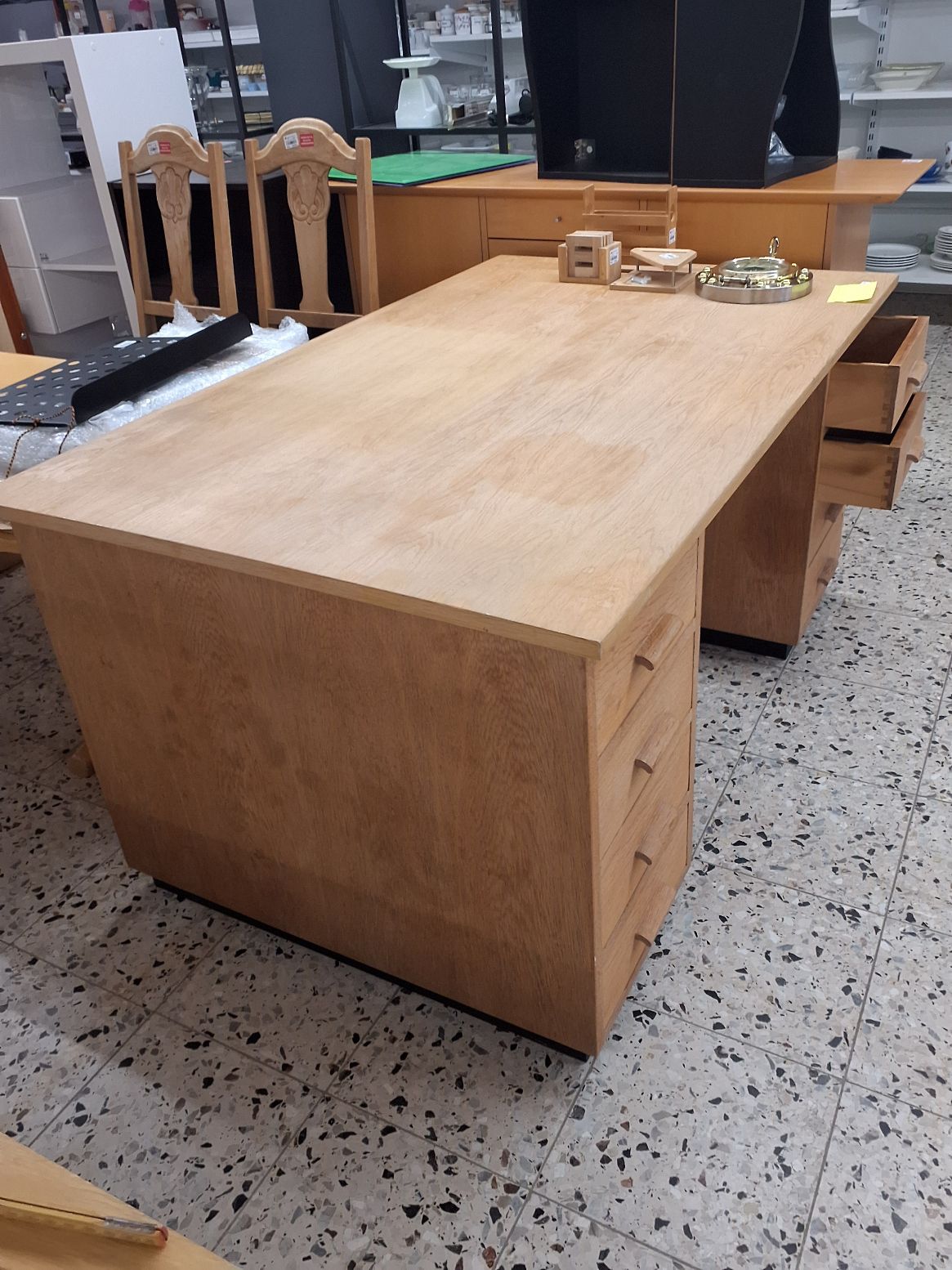 Skrivebord i eg med skuffer